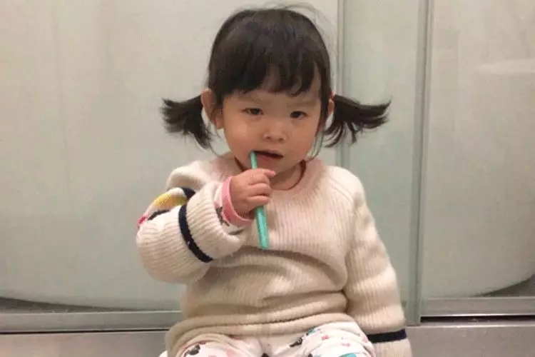 宝宝什么时辰起头刷牙？？？？？？若何让宝宝爱上刷牙？？？？？？5.webp.jpg